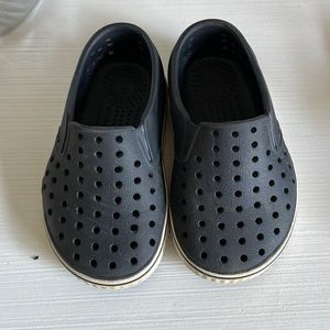 Toddler natives in black, size 6